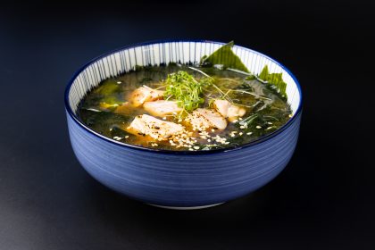 Miso soup z tofu wakame i łososiem